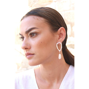 Asymmetric drop pearl earrings