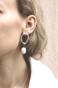 Asymmetric drop pearl earrings