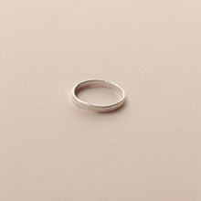 Load image into Gallery viewer, Flat hammered silver ring