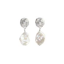 Load image into Gallery viewer, Moon pearl earrings